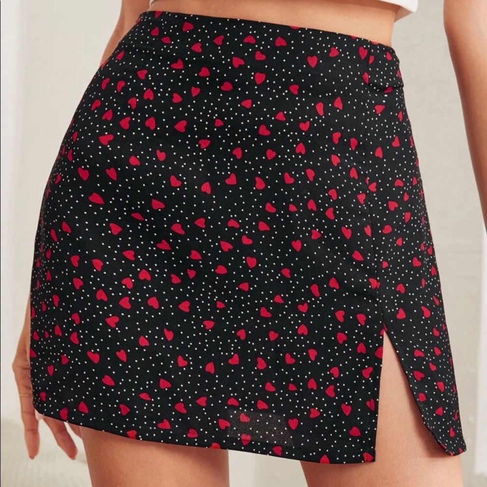 Mini skirt with Heart pattern. Size Large